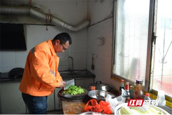 绽放在修理铺里的诚信之光